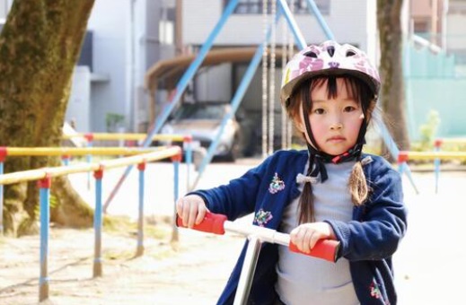 子供がキックボードに乗るときはヘルメットを着用する