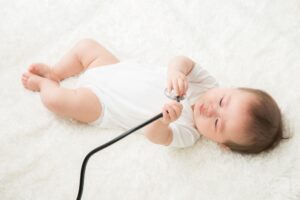 赤ちゃんと聴診器