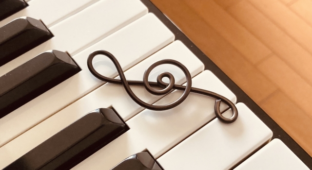 ピアノの鍵盤とト音記号