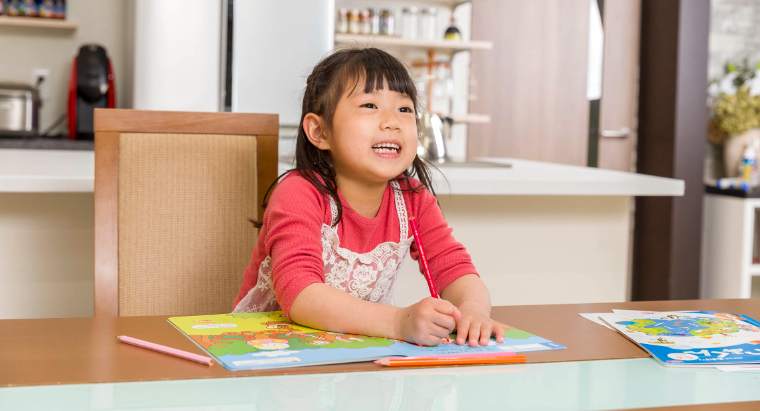 小学ポピーの紙教材に鉛筆で取り組む小学生