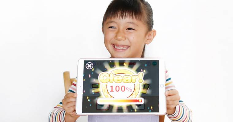 ワンダーボックスの小学生向け教材で学ぶ様子